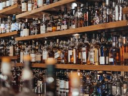 El consumo de bebidas alcohólicas adulteradas se considera un serio problema de salud pública. ESPECIAL/Foto de Adam Wilson en Unsplash