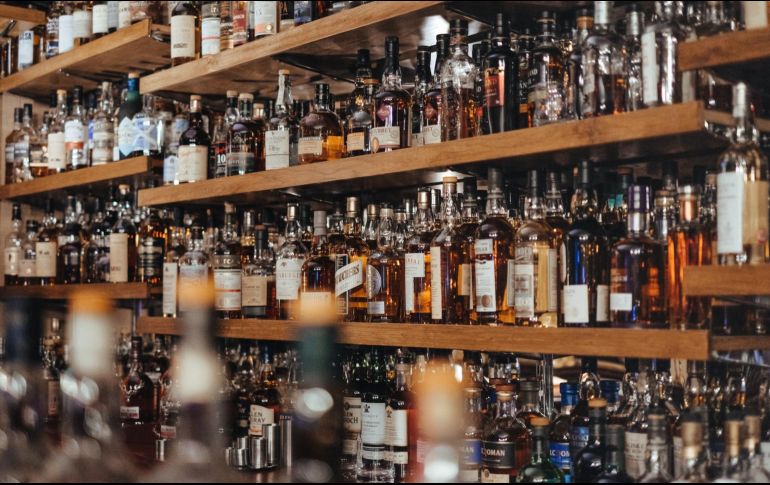 El consumo de bebidas alcohólicas adulteradas se considera un serio problema de salud pública. ESPECIAL/Foto de Adam Wilson en Unsplash