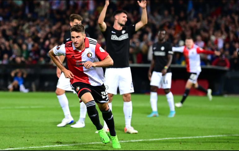 Santiago Giménez llegó a tres goles en Europa League. EFE/O. Kraak