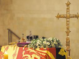 La Corona del Estado Imperial yace sobre el ataúd de la Reina Isabel II mientras se encuentra en el interior del Salón de Westminster. AFP
