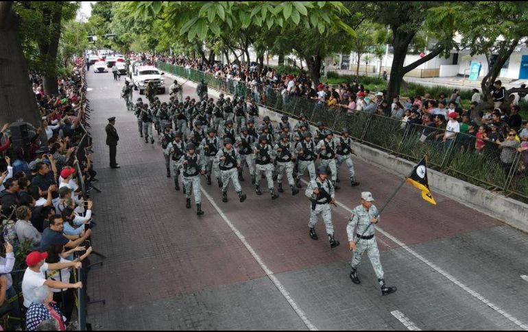 Elementos de distintas corporaciones desfilaron este viernes para celebrar la Independencia de México; decenas de personas se dieron lugar para presenciar dicho evento. EL INFORMADOR / A. Navarro