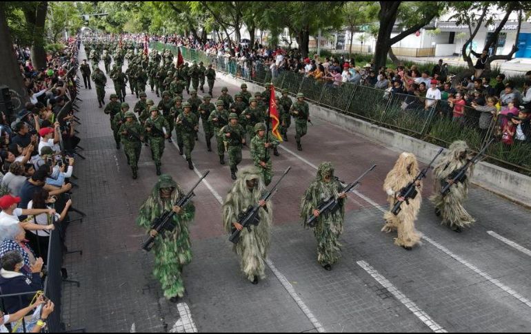 Elementos de distintas corporaciones desfilaron este viernes para celebrar la Independencia de México; decenas de personas se dieron lugar para presenciar dicho evento. EL INFORMADOR / A. Navarro