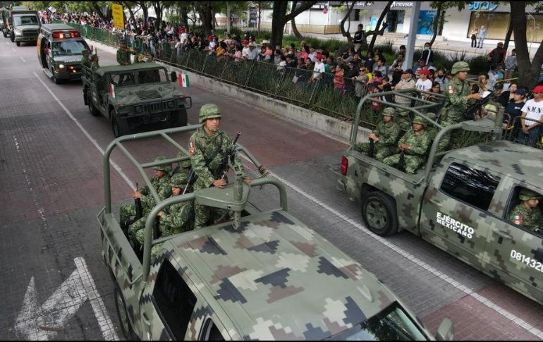 Elementos de distintas corporaciones desfilaron este viernes para celebrar la Independencia de México; decenas de personas se dieron lugar para presenciar dicho evento. EL INFORMADOR / A. Navarro