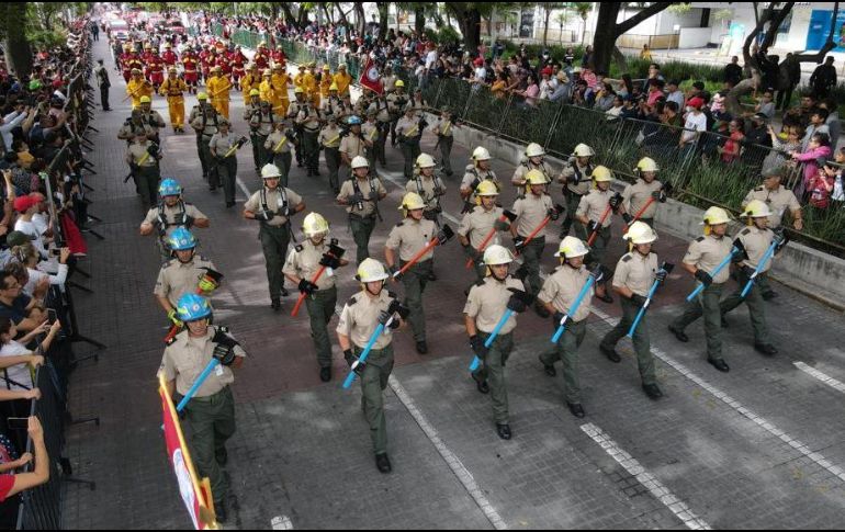 Elementos de distintas corporaciones desfilaron este viernes para celebrar la Independencia de México; decenas de personas se dieron lugar para presenciar dicho evento. EL INFORMADOR / A. Navarro