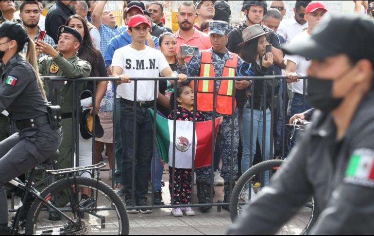 Elementos de distintas corporaciones desfilaron este viernes para celebrar la Independencia de México; decenas de personas se dieron lugar para presenciar dicho evento. EL INFORMADOR / A. Camacho