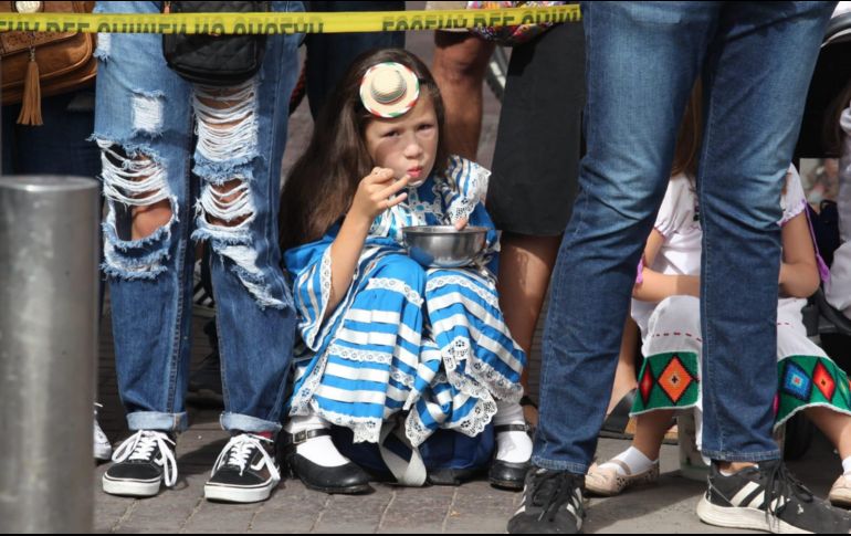 Elementos de distintas corporaciones desfilaron este viernes para celebrar la Independencia de México; decenas de personas se dieron lugar para presenciar dicho evento. EL INFORMADOR / A. Camacho