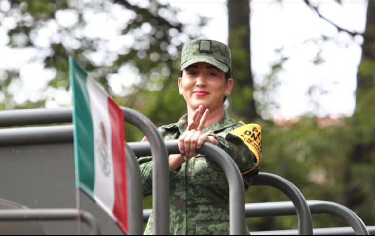 Elementos de distintas corporaciones desfilaron este viernes para celebrar la Independencia de México; decenas de personas se dieron lugar para presenciar dicho evento. EL INFORMADOR / A. Camacho