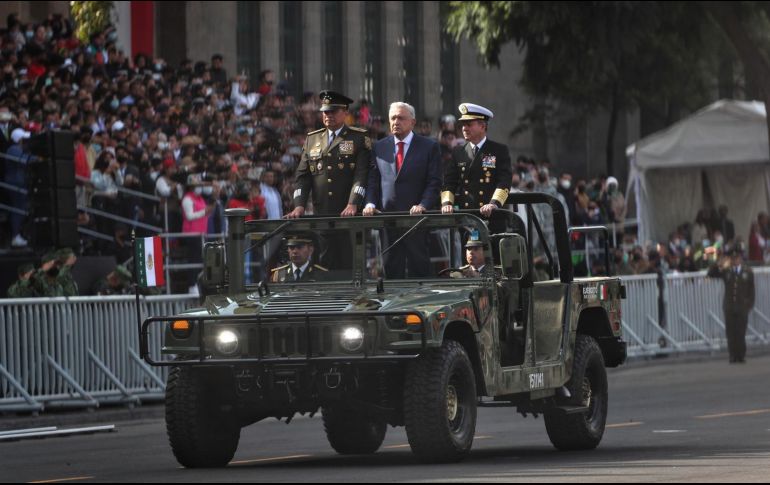 Andrés Manuel López Obrador (c), acompañado del secretario de la defensa Nacional (Sedena), Luis Cresencio Sandoval (i), y del secretario de Marina, Rafael Ojeda (d), pasan revista, en conmemoración de los 212 años de Independencia de México. EFE / S. Gutiérrez