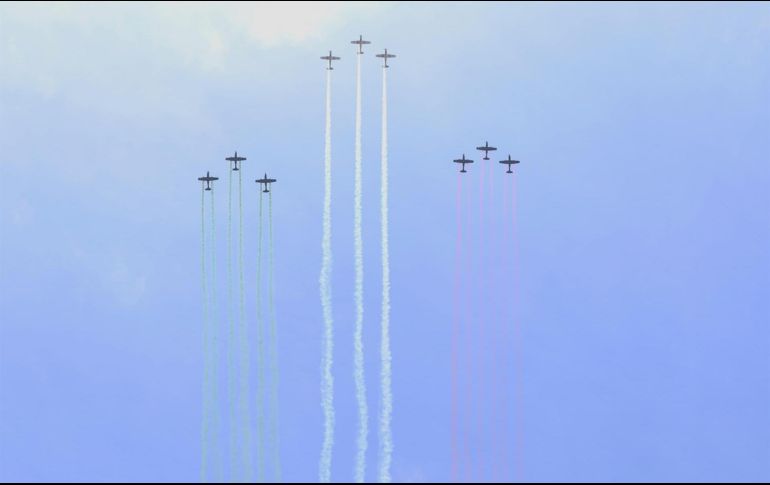 Aviones militares durante la celebración de los 212 años de Independencia de México. EFE / S. Gutiérrez