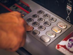 Se incrementa el riesgo de que más usuarios desesperados intenten sacar su dinero a la fuerza. ESPECIAL/Foto de Eduardo Soares en Unsplash