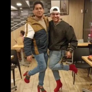 Hombres sorprenden con tacones rojos para pedir promoción gratis en McDonald’s (VIDEO)