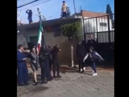 Aunque policías municipales intentaron auxiliar a la alcaldesa, les resultó imposible porque ya se encontraba rodeada de los agresores. ESPECIAL/CAPTURA DE VIDEO