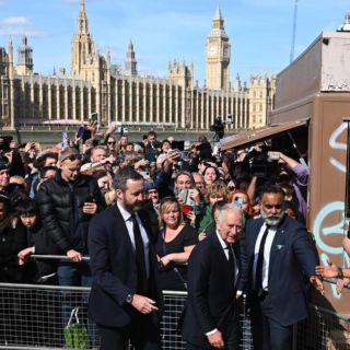 Carlos III y Guillermo se dan baño de pueblo en fila de capilla ardiente