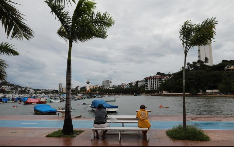 La Comisión Nacional del Agua de México mantiene una zona de vigilancia por los efectos de la tormenta desde Puerto Escondido, en el estado de Oaxaca, hasta Zihuatanejo en Guerrero. EFE / D. Guzmán
