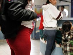 Los embarazos implican gastos y pérdida de impuestos que al Estado Dominicano le cuestan 0.29 % del producto interno bruto. EL INFORMADOR/Archivo