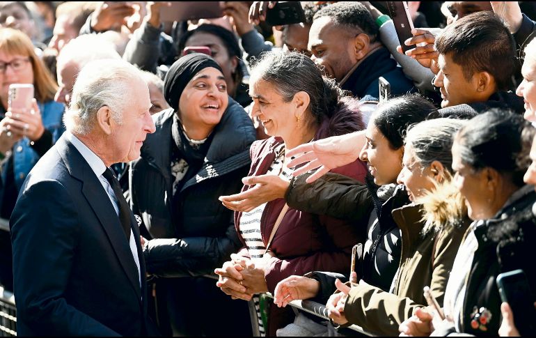 El rey se dirigió directamente con las personas que aguardaban en la fila, en Westminster Hall. EFE/N. Hall