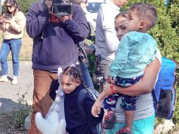 Organizaciones humanitarias atendieron a los migrantes con alimentos y ropa. AP/R. Schloerb