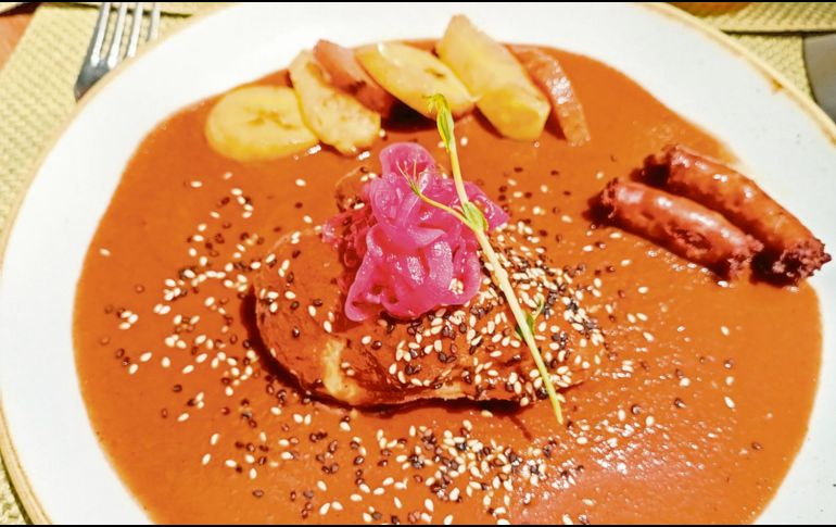 Pollo con mole manchamanteles. EL INFORMADOR/F. González