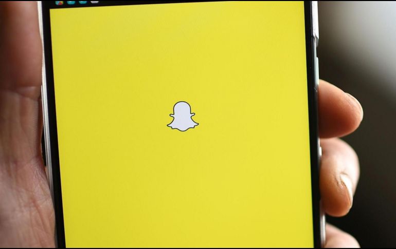 En Snapchat para web, los usuarios pueden chatear y hacer videollamadas con amigos, con conversaciones sincronizadas entre dispositivos. AFP/ARCHIVO