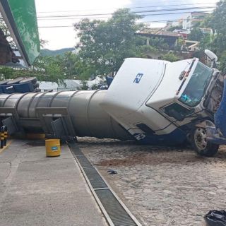 Vuelca pipa con 40 mil litros de combustible en Puerto Vallarta (FOTOS)