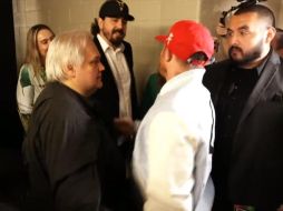 Eso sí, el dueño del Rebaño traía puesta una gorra de las Chivas. ESPECIAL