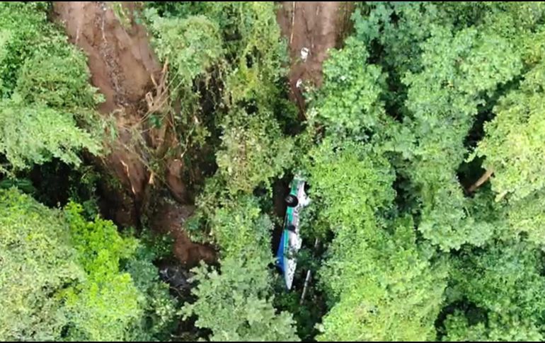 Imágenes divulgadas por los cuerpos de socorro mostraron al autobús en el fondo del precipicio de esta zona montañosa, afectada por la temporada de lluvias que azota Costa Rica y el resto de Centroamérica. AFP