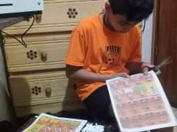 El hombre le compró a su hijo su álbum y le imprimió todas las estampas del mundial. ESPECIAL