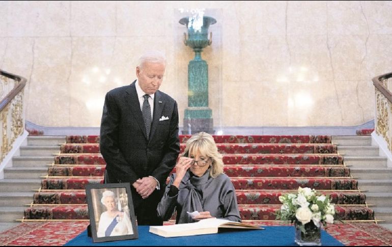 El presidente de EU, Joe Biden, y su esposa, Jill Biden, firmaron el libro de condolencias en honor a la reina Isabel II. AFP