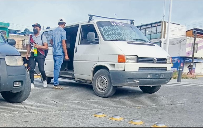 Estas rutas no autorizadas mantienen su circulación y operación sin ser retiradas por la Secretaría de Transporte de Jalisco, cobran nueve pesos por viaje y en algunos casos ni siquiera portan placas. EL INFORMADOR/ A. Camacho