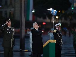 López Obrador iza la bandera en memoria de las víctimas de los sismos