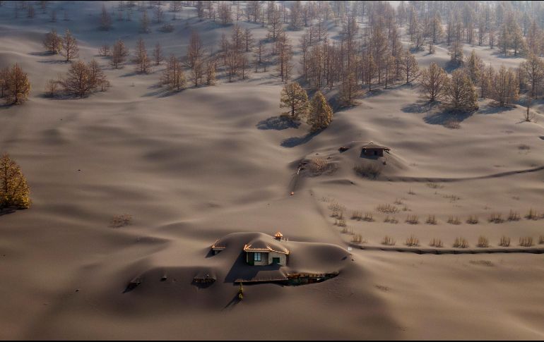 Imagen de na casa cubierta de cenizas tras la erupción del volcán en La Palma. AP / ARCHIVO