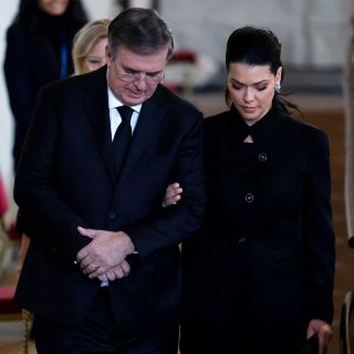 "De pésimo gusto": Ebrard se toma "selfie" en funeral de la reina Isabel y desata las críticas