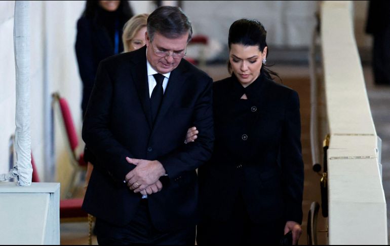 Marcelo Ebrard asistió la tarde del domingo a la capilla ardiente de la reina Isabel ll en Londres, en donde también se encargó de plasmar su firma en el libro de condolencias de su majestad. AFP / C. Somodevilla
