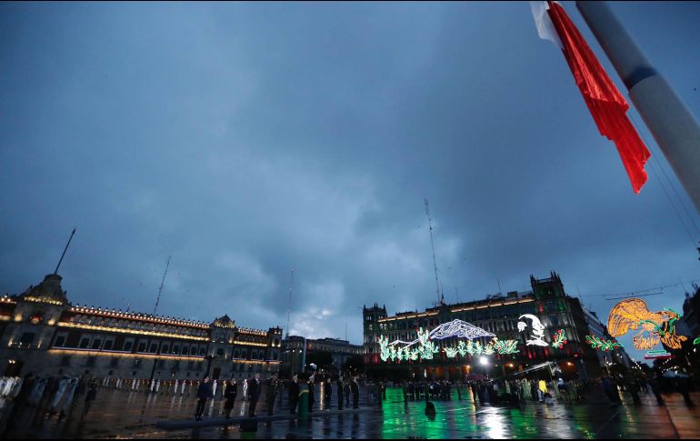 El Presidente López Obrador encabezó el izamiento de la Bandera Mexicana en memoria de las víctimas de los sismos de 1985 y 2017. SUN / D. Sánchez