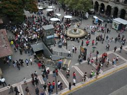 Las personas evacuaron los edificios en el Centro de Guadalajara debido al sismo. el infromador/ a. navarro