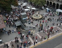 Las personas evacuaron los edificios en el Centro de Guadalajara debido al sismo. el infromador/ a. navarro