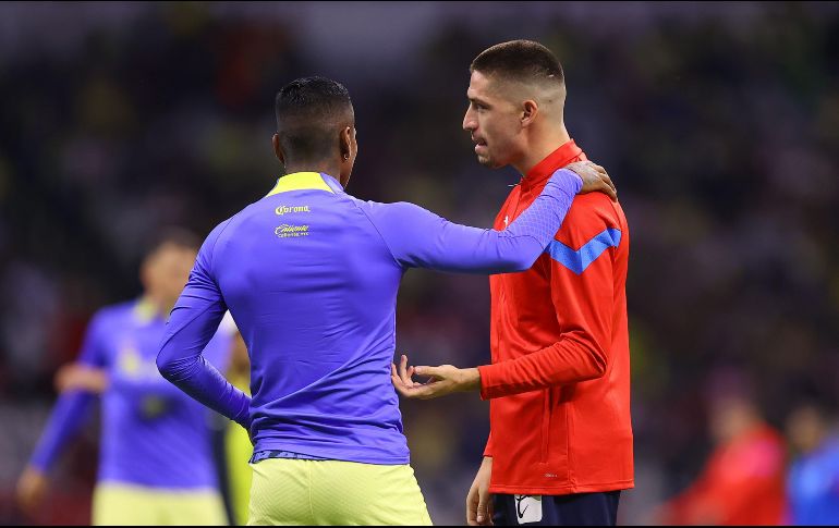 Santiago Ormeño hablando con Pedro Aquino de América, quien es su compañero en la Selección de Perú. IMAGO7
