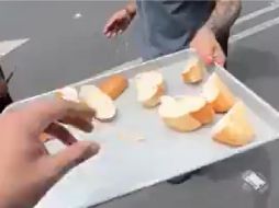 un joven comenzó a repartir bolillo a varios personas que se encontraban en la calle, por lo que se volvió viral rápidamente en las redes sociales. ESPECIAL