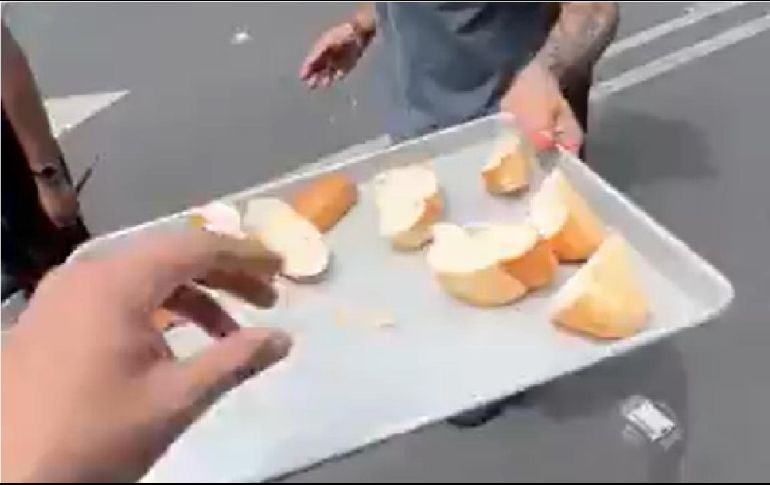 un joven comenzó a repartir bolillo a varios personas que se encontraban en la calle, por lo que se volvió viral rápidamente en las redes sociales. ESPECIAL