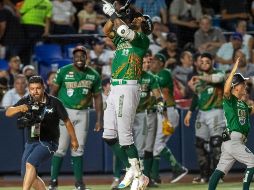 José Martínez pegó jonrón productor de tres carreras en la baja de la séptima. EFE/M. Sierra
