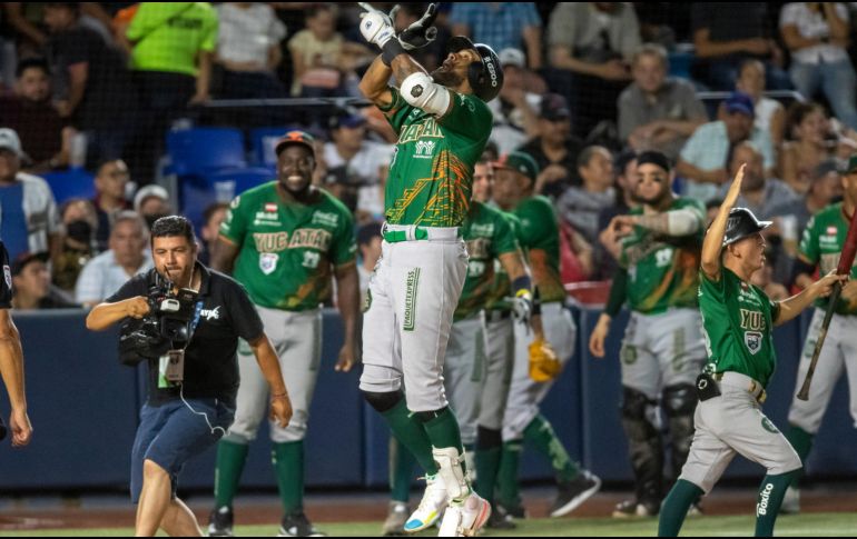 José Martínez pegó jonrón productor de tres carreras en la baja de la séptima. EFE/M. Sierra