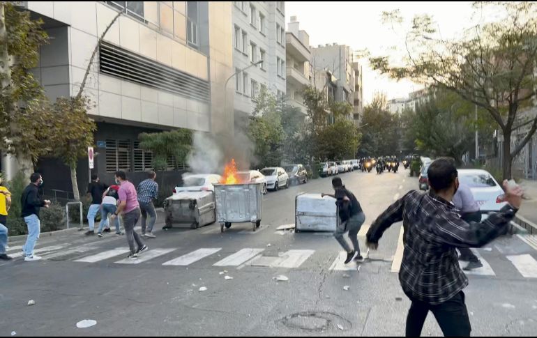 En las calles de Teherán, Irán, hubo distintas manifestaciones para repudiar la muerte de Masha Amini. AP