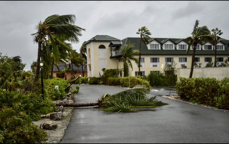 Luego de su paso destructor por Puerto Rico y República Dominicana, ahora afectó a los territorios británicos. AP