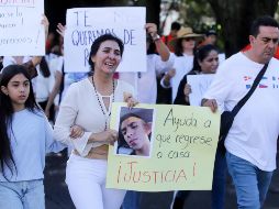 Frente a Casa Jalisco, Magda Martín, madre de Miguel Alejandro, pidió a las autoridades estatales que encuentren a su hijo con vida. EL INFORMADOR/C. Zepeda