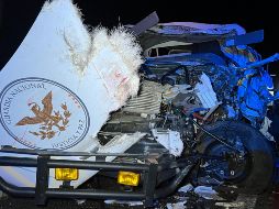 El vehículo privado transportaba madera cuando chocó en la madrugada con la unidad de la GN en el kilómetro 208 de la autopista Oaxaca-México, en el paraje La Carbonera. EFE / D. Ricardez