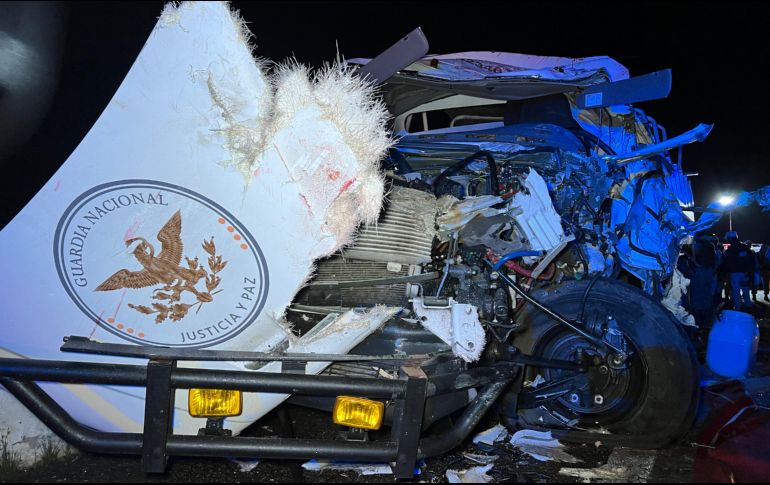El vehículo privado transportaba madera cuando chocó en la madrugada con la unidad de la GN en el kilómetro 208 de la autopista Oaxaca-México, en el paraje La Carbonera. EFE / D. Ricardez