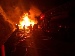 En uno de los tractocamiones se confirmó la muerte de su conductor, aparentemente el otro chofer huyó del sitio. ESPECIAL / Protección Civil Jalisco