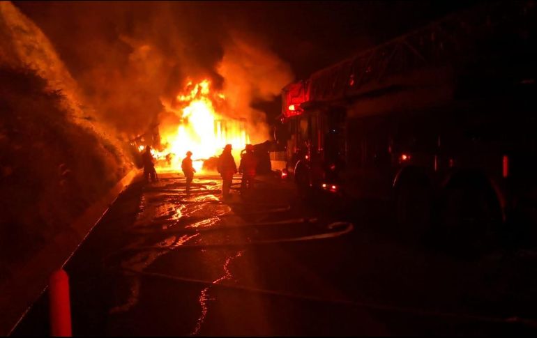 En uno de los tractocamiones se confirmó la muerte de su conductor, aparentemente el otro chofer huyó del sitio. ESPECIAL / Protección Civil Jalisco