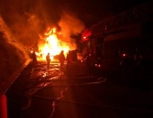 En uno de los tractocamiones se confirmó la muerte de su conductor, aparentemente el otro chofer huyó del sitio. ESPECIAL / Protección Civil Jalisco