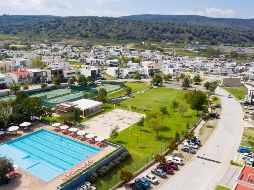 Entre los mayores atractivos que Los Robles tiene para ofrecer, es un Club Deportivo Privado, en el cual, todos los miembros pueden convivir en un ambiente familiar y recreativo. ESPECIAL